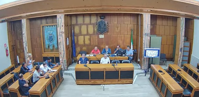 Giarre, sull’imposta di soggiorno rischia di sgretolarsi la maggioranza di Cantarella: tensioni in Consiglio