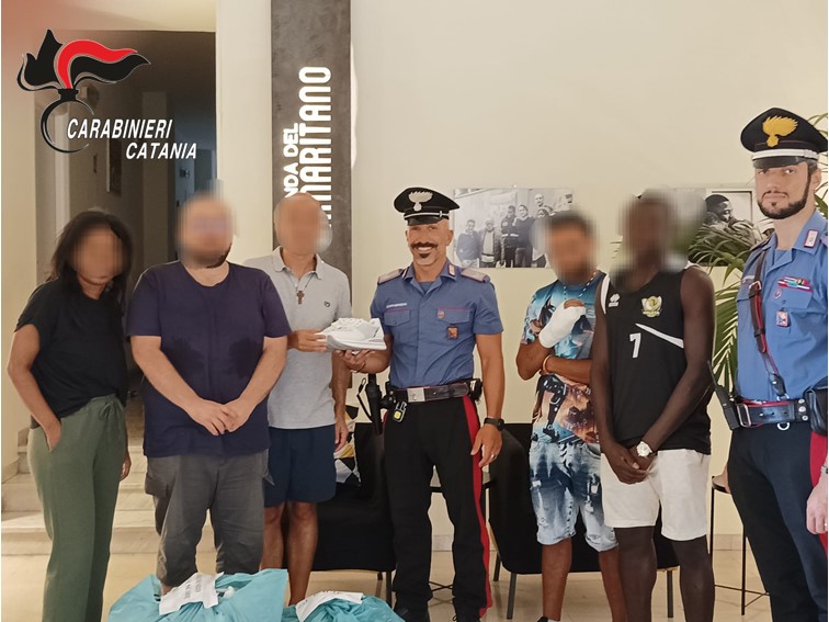 Solidarietà: carabinieri consegnano alla “Locanda del Samaritano” 150 paia di scarpe