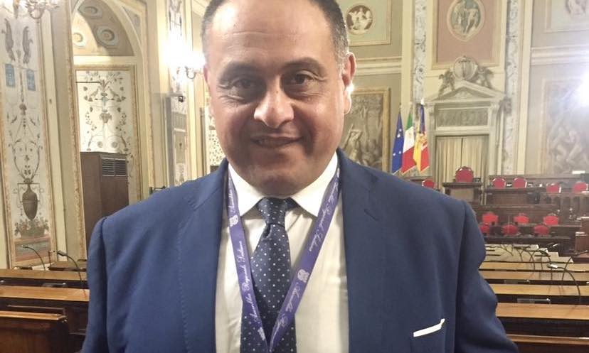 Il sindaco di Valverde, Domenico Caggegi, colpito con un pugno da un consigliere d’opposizione