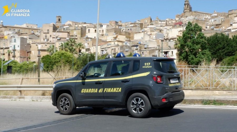 Finanza scopre piazza di spaccio: due arresti