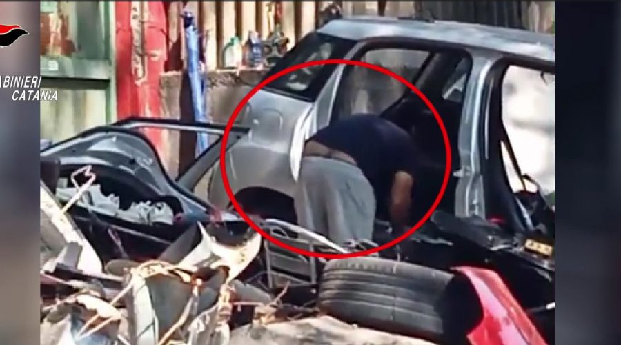 Duro colpo dei Carabinieri al traffico di auto rubate: arrestato 33enne di Giarre intento a cannibalizzare un’auto VIDEO