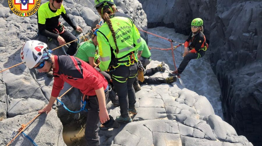 Turista 18enne scivola mentre percorre l’Alcantara: soccorsa dagli uomini del CNSAS