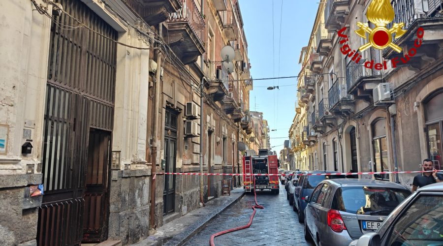 Catania, incendio in un’abitazione: una persona intossicata