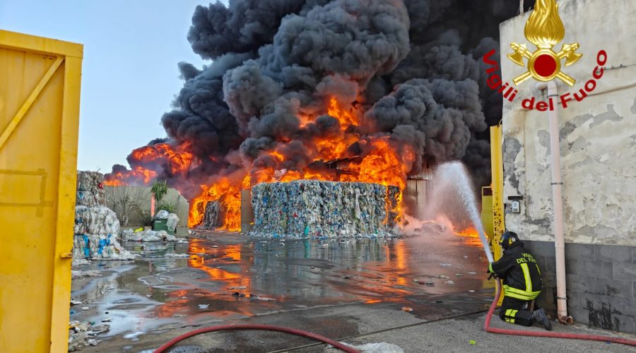 Vasto incendio in corso nella zona industriale di Catania
