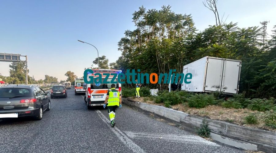 Autostrada A18: incidente tra Giarre e Acireale. Furgone finisce fuori strada