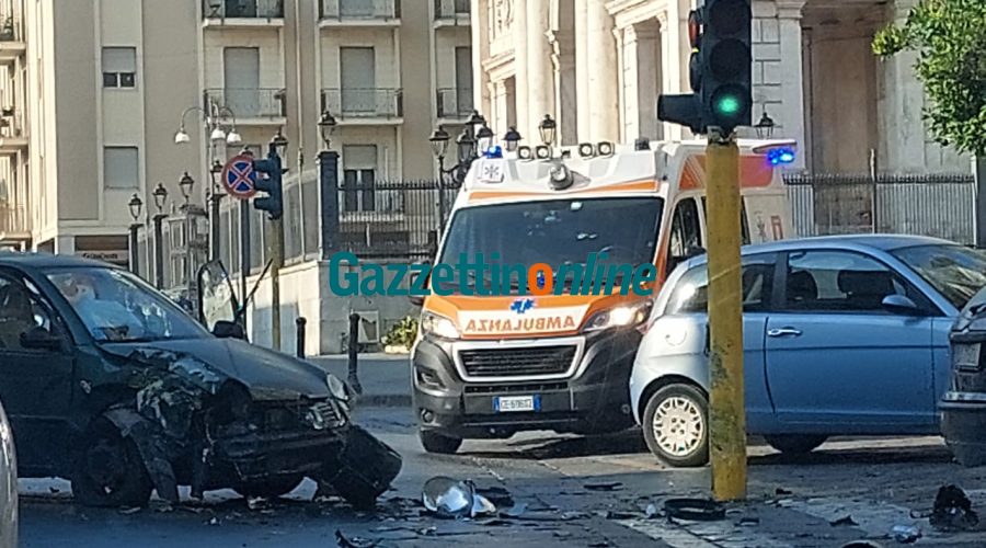 Giarre, auto “centra” palo semaforico di via Callipoli