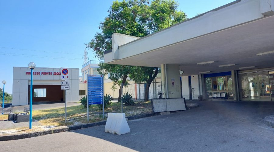 Turista in vacanza ha un insetto nell’orecchio ma sia a Giarre che al Cannizzaro “non possono farci nulla”