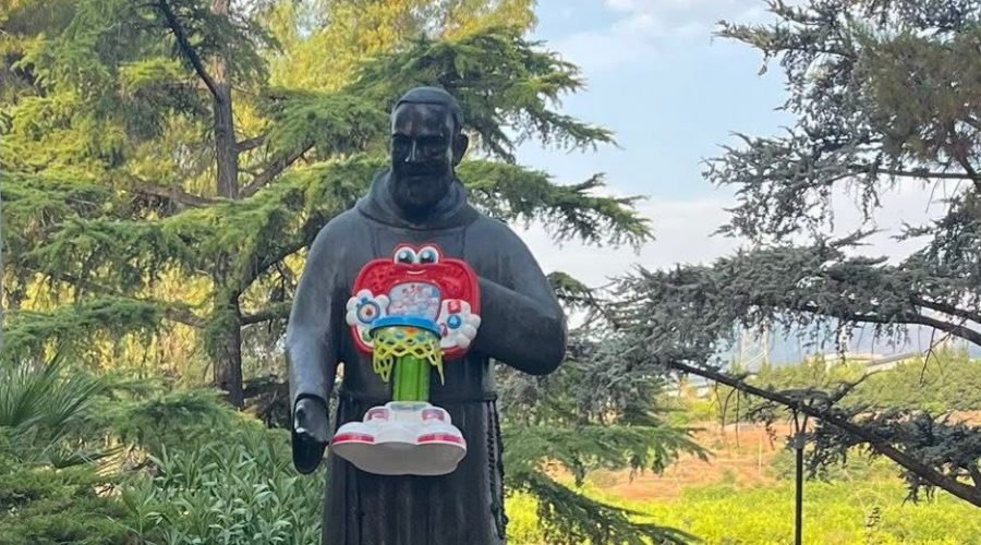 Giarre, villetta di piazza Immacolata deturpata: giocattoli abbandonati addosso alla statua di San Pio