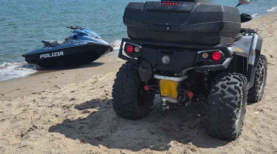 Ha voglia di un bagno rinfrescante e scende in spiagga con il quad: sanzionato per circa 2.000 euro