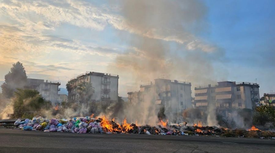 Giarre, quartire Jungo “soffocato” dagli incendi di rifiuti