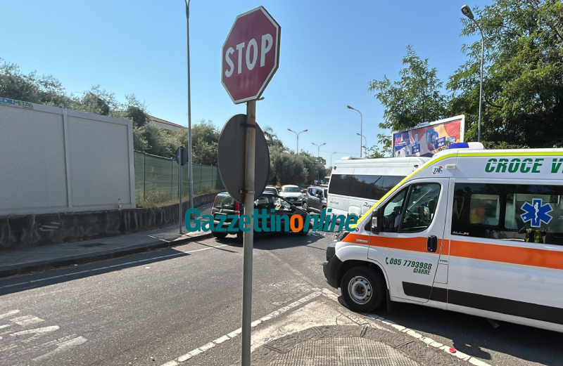 Riposto, scontro auto minivan: un ferito