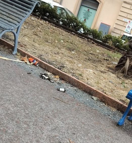 Giarre, villa Garibaldi nel degrado: l’incuria dei cittadini vanifica gli sforzi del Comune