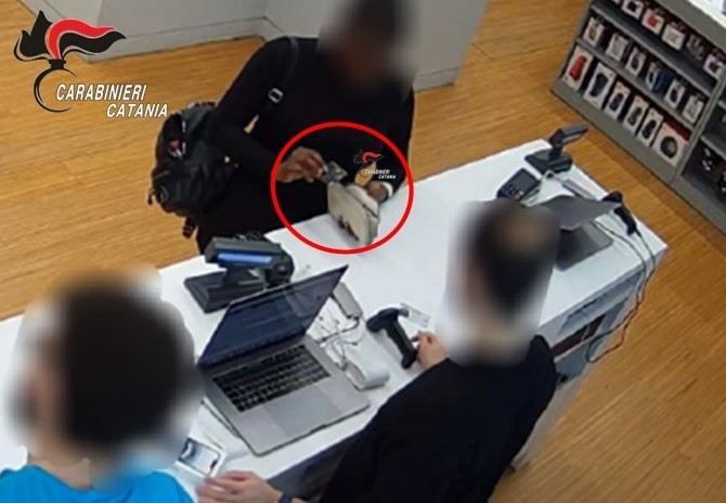 Fa shopping in centro con un bancomat rubato: denunciata una 32enne