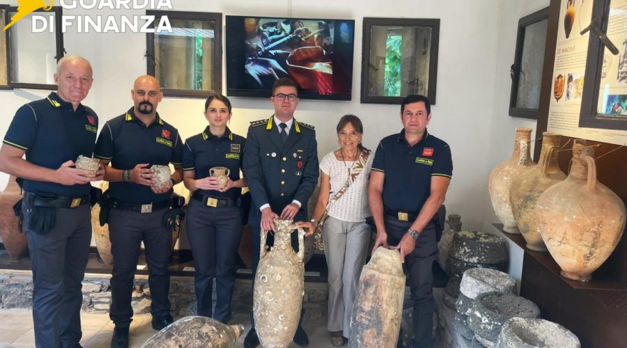 La Finanza consegna sei anfore antiche al “Parco archeologico di Naxos Taormina”, rinvenute ai bordi del torrente Santa Venera