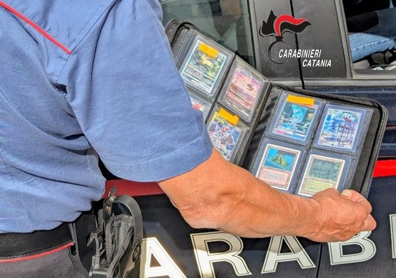 Acireale, tenta di vendere carte da collezione rubate a Zafferana: denunciato