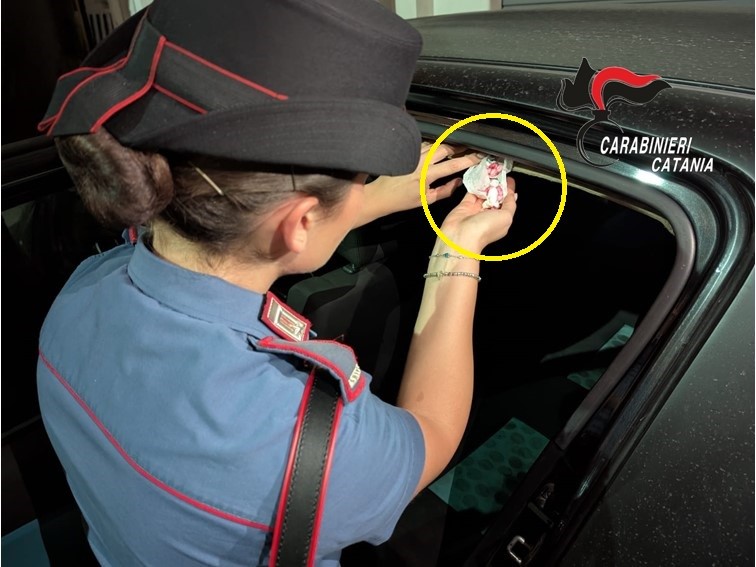 Acireale, cocaina e crack nascosta nell’auto: manette per un 47enne acese