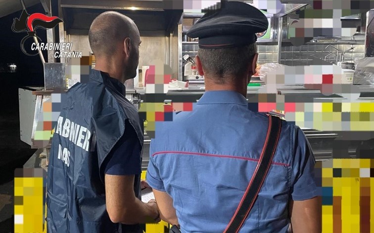 Giarre, alimenti in cattivo stato di convervazione in uno “street food”: sospesa l’attività. Denunciato 37enne
