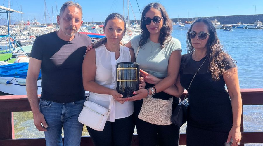 Le ceneri di “Umberto” Emiliano Nicolosi disperse in mare a Fondachello: un evento unico a Mascali VIDEO