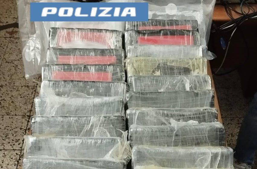 In auto sulla A18 con 27 kg di cocaina: arrestato VIDEO