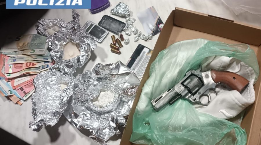 A casa con crack e pistola: arrestato 32enne