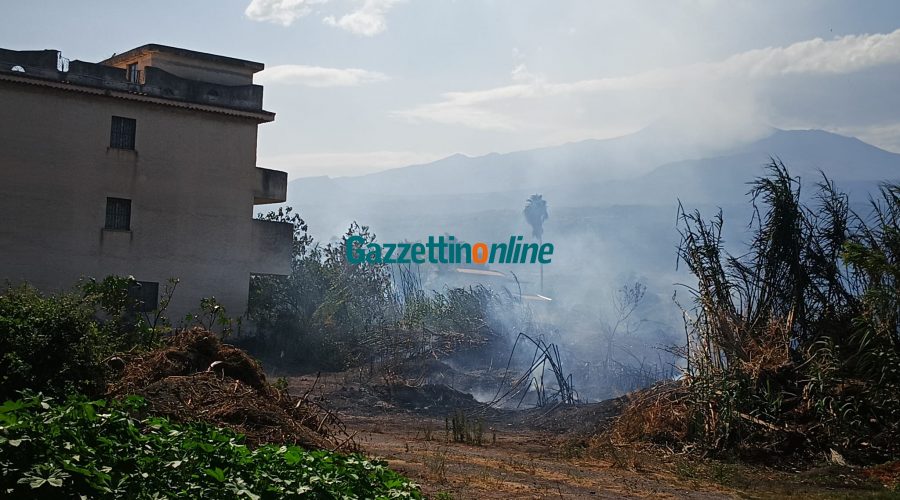Fondachello: incendio in un terreno. Intervento dei vigili del fuoco VIDEO