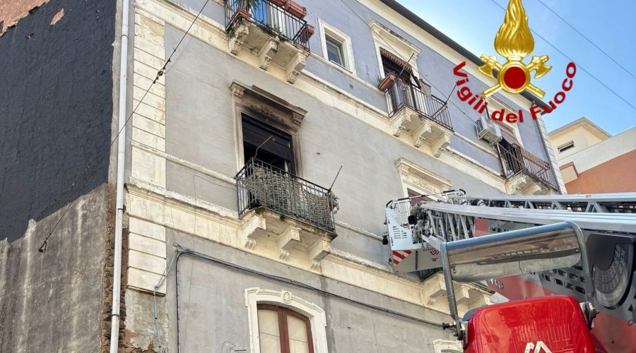 Incendio in un’abitazione in via Conte di Torino a Catania: ustionata una donna
