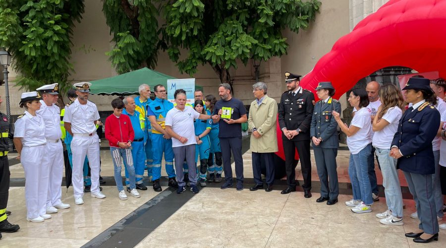 Acireale, l’associazione “Il cuore di Raffaele ETS” dona un defibrillatore alla città