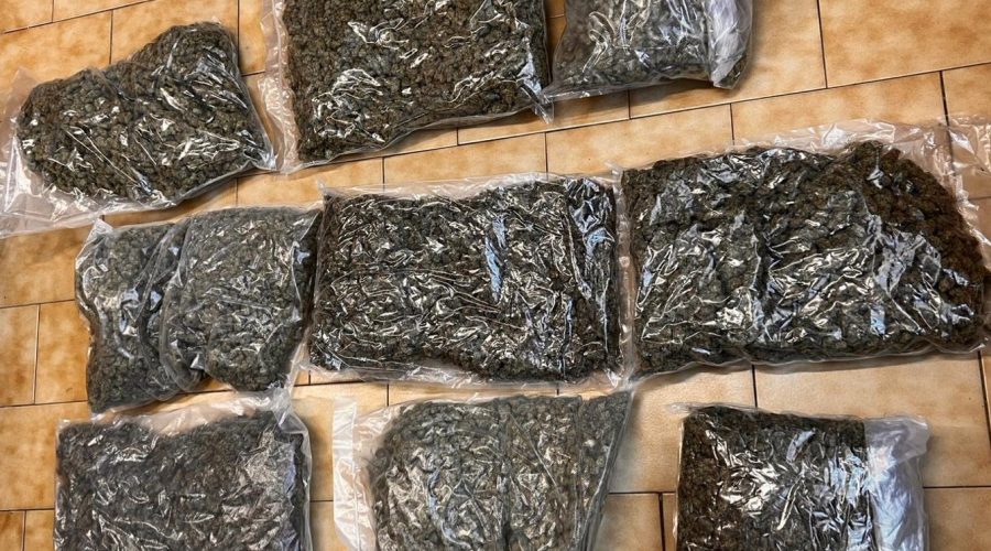 Tenta di fuggire ad un posto di controllo: arrestato 41enne. “Pizzicato” con oltre 9 kg di droga