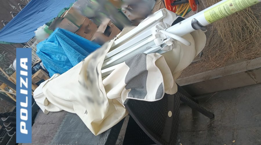 Gli rubano l’ombrellone dal locale: peccato che avesse il Gps. Denunciato un 19enne