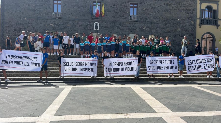 Randazzo, sit-in pacifico di associazioni e famiglie per difendere lo sport e gli impianti sportivi come bene comune.
