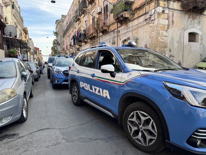Caschi, spranghe e sedie contro i poliziotti durante un blitz antidroga: tre arresti a Catania