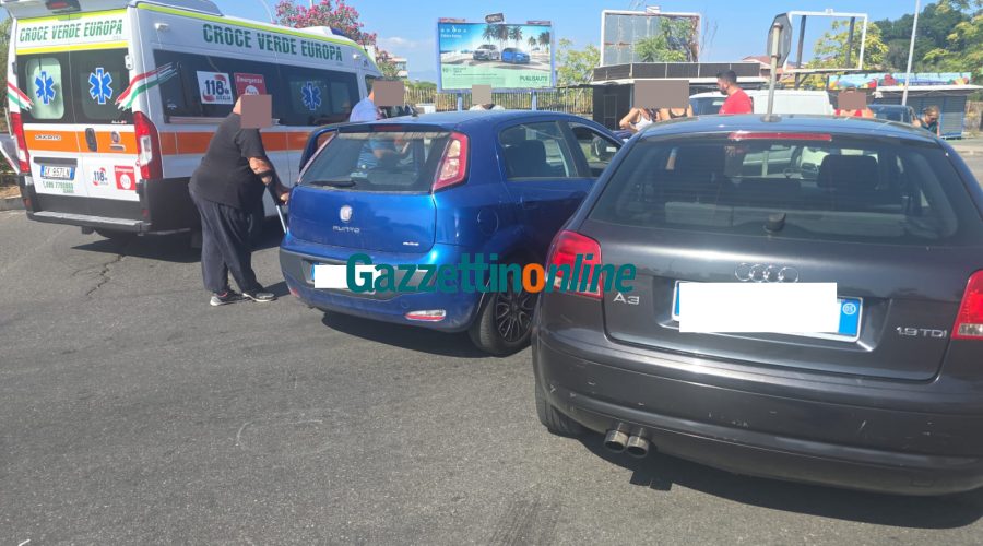 Riposto, scontro tra due auto in via Mattarella