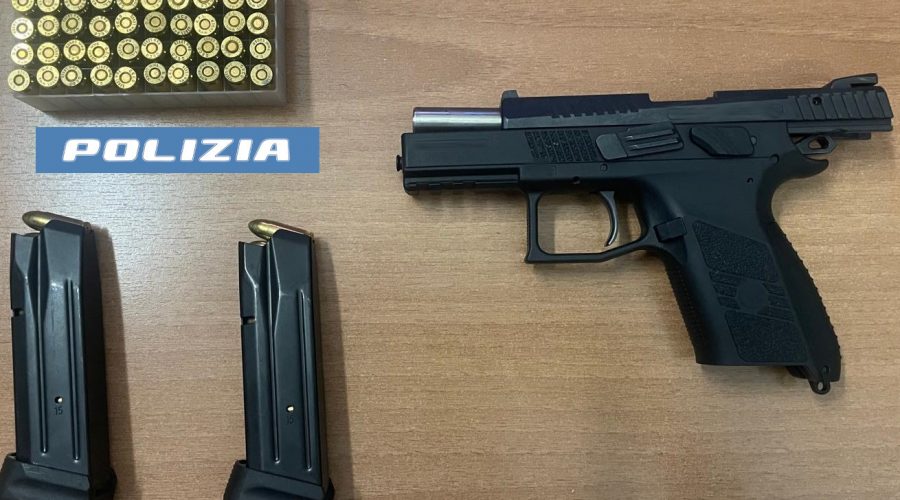 Come nel Far West a passeggio con la pistola carica nella cintura: arrestato