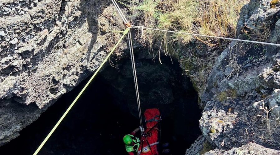 Etna, cade insieme al cane in una grotta: gravemente ferita una ragazza