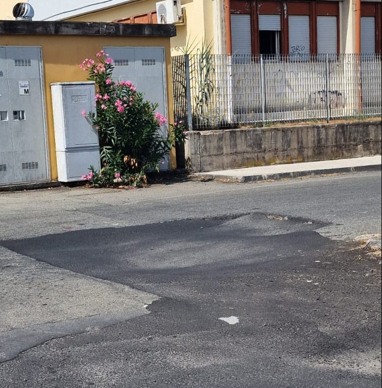Giarre, decoro urbano carente: strade colabrodo, tombini pericolosi ed erbacce ovunque