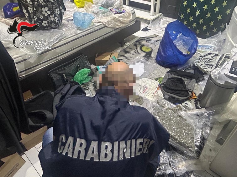 Blitz dei carabinieri nel quartiere Borgo a Catania: trovati oltre 12 kg di droghe diverse VIDEO