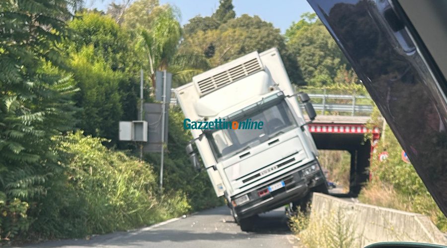 Camion si incastra sulle barriere divisorie in contrada Codavolpe
