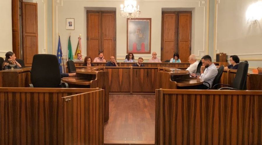 Riposto, in Consiglio comunale un’attività ispettiva senza particolari sussulti
