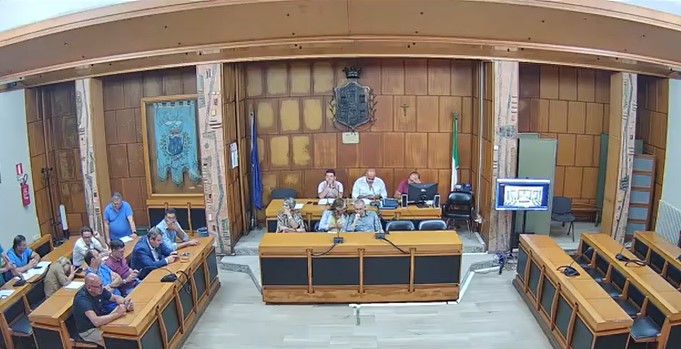Giarre, la tassa di soggiorno divide il Consiglio tra urla, insulti e maggioranza allo sbando