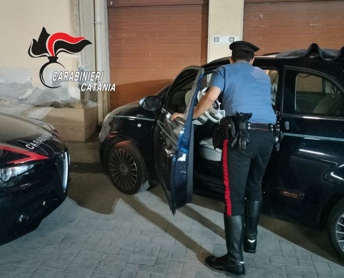 Giarre, “perde il pelo ma non il vizio”: 43enne beccato con 600 grammi di droga