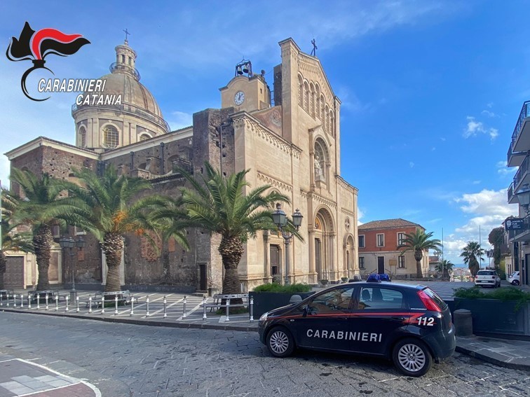 Entrano in macelleria e sparano al figlio del titolare: ferito 18enne