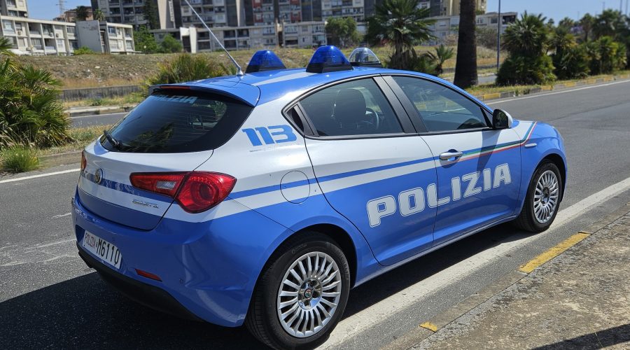 Vuole vedere il figlio e come una furia aggredisce a calci e pugni la suocera e i poliziotti: arrestata 21enne