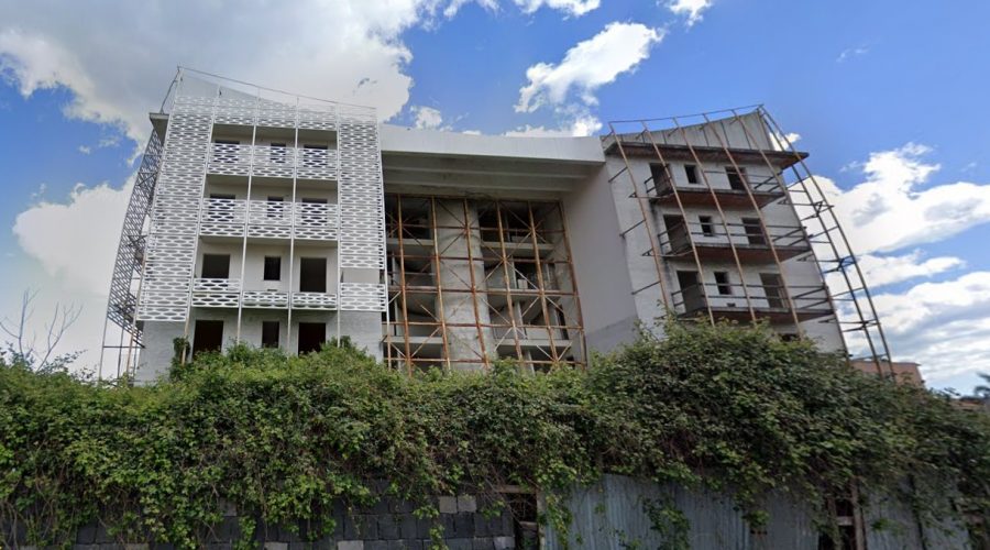 Giarre, l’edificio abbandonato di via Carlo Sada: un luogo di pericolo per i giovani