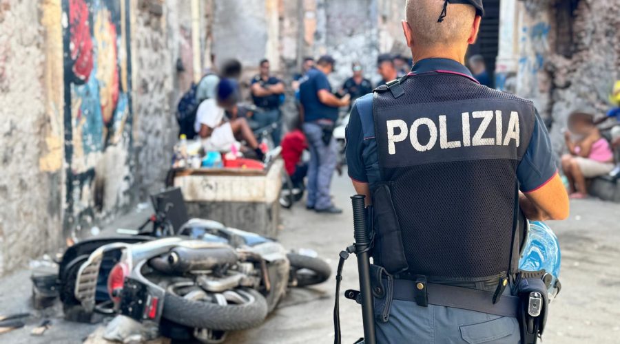 Catania, Polizia setaccia San Berillo: recuperati 5 scooter rubati. Il quartiere soffocato dai rifiuti e dal degrado VIDEO