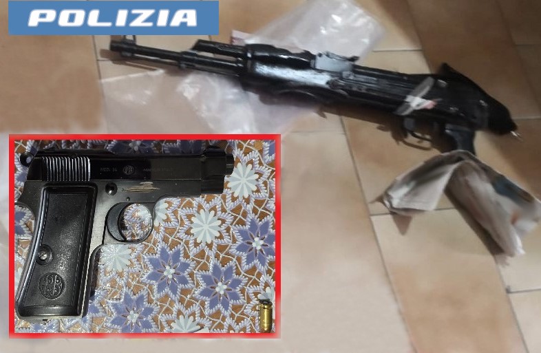 Anziana a casa nascondeva un fucile mitragliatore e 1,5 kg di cocaina: arrestata