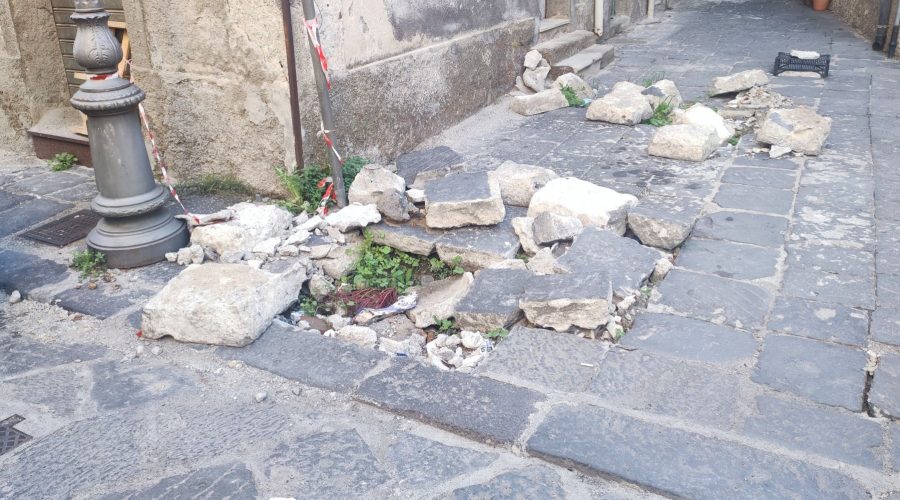 Francavilla, conduttura sistemata, ma le buche restano