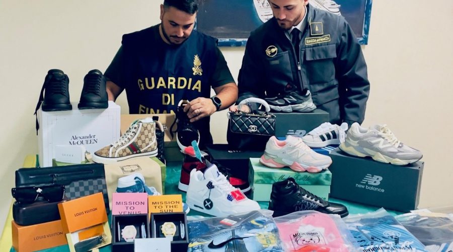 Sequestrati dai finanzieri oltre 6.600 capi di abbigliamento, scarpe, orologi e accessori contraffatti