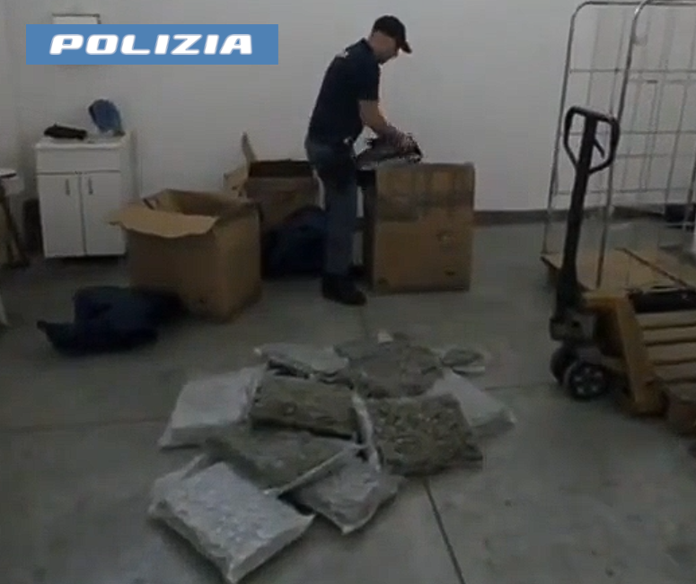Scoperto garage utilizzato come deposito di droga: sequestrati oltre 30 kg di marijuana. Un arresto VIDEO