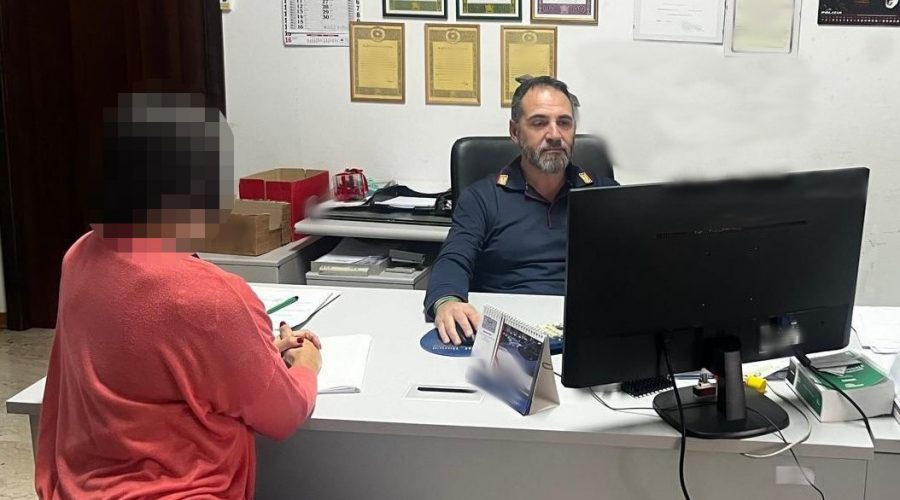Non si rassegna e continua a perseguitare l’ex moglie: arrestato 36enne