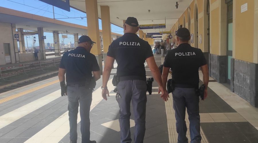 Anziano turista dimentica lo zaino con 3.500 euro su treno: ritrovato e restituito dai poliziotti